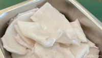 Pemilik Just Coco, David dan Yessie, menggunakan kelapa segar yang didatangkan fresh tiap hari.