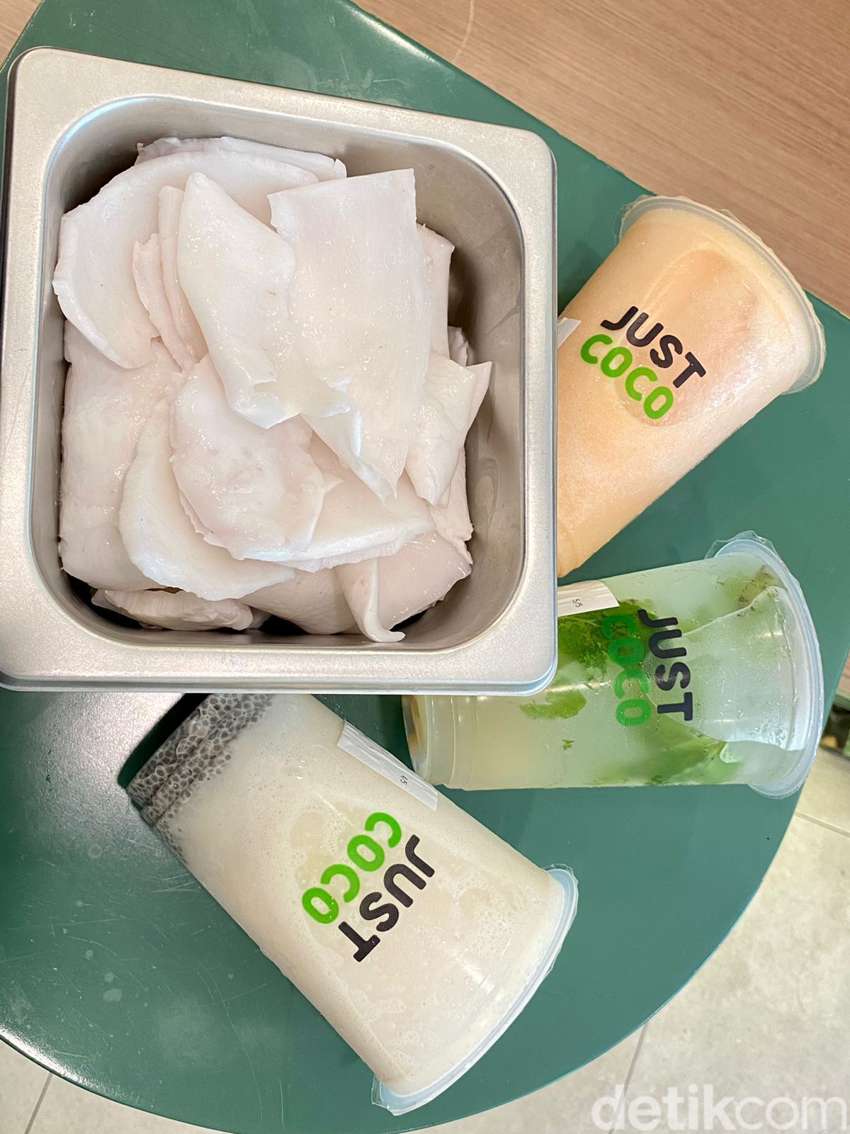 Slurpp! Segar Alami Coco Shake dan Coco Orange Buatan Just Coco