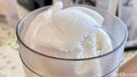Salah satu menu favoritnya, Coco Milkshake yang dibuat dari air kelapa, daging buah kelapa, susu, dan es batu yang diblender halus. Minuman ini tengah hits di kalangan milenial.
