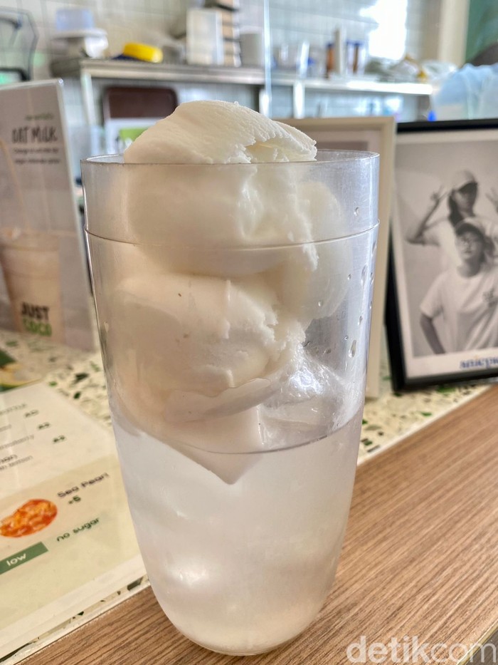 Slurpp! Segar Alami Coco Shake dan Coco Orange Buatan Just Coco