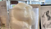 Mereka mengolah daging buah kelapa lokal untuk dijadikan campuran minuman. Air kelapanya turut dimanfaatkan.