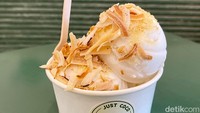 Selain minuman kelapa, di sini juga ada es krim kelapa yang manis gurihnya puaskan selera. Es krim diberi taburan kelapa kering dan gula kelapa. 