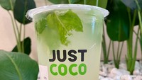 Kalau ini Coconut Mojito yang merupakan minuman segar dengan campuran daun mint. Mojito air kelapa ini bisa dipadukan buah jeruk nipis, leci, dan semangka.