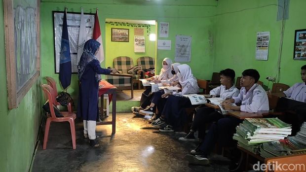 Suasana belajar siswa SMP PGRI 6 Kota Bandung yang menumpang ke ruangan bekas perpustakaan SD negeri.