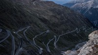 Jalur ini berada di Ortler Alps, Italia. Diukir pada pegunungan, jalur ini dibuat zig-zag seperti balkon di gedung opera. Jalannya sempit dan keamanannya rendah, membuat jalur ini begitu menegangkan.  (Anadolu Agency via Getty Images/Anadolu Agency)