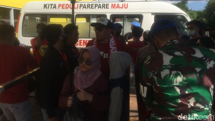 Suporter perempuan PSM Makassar ikut berdesakan nonton di Stadion Gelora BJ Habibie.