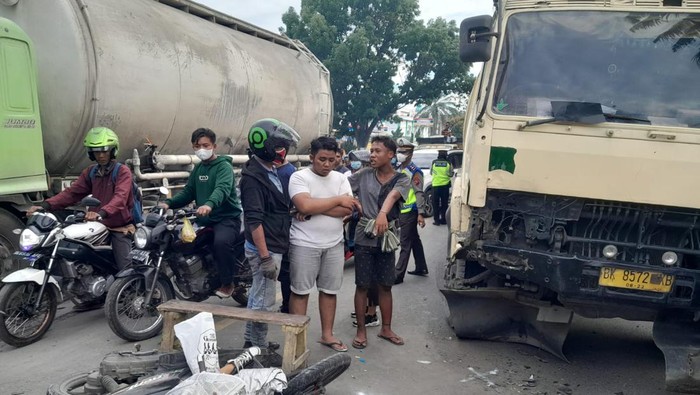 Terjadi tabrakan antara pengendara sepeda motor dan truk tangki CPO di Jalan Kapten Sumarsono, Deli Serdang. (Foto: Istimewa)