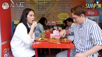 Selain hobi blusukan ke pasar, Ussy Sulistiawaty juga tak segan makan di kaki lima. Ia pernah secara khusus datang ke kawasan Kramat Raya, Senen untuk makan nasi kapau! Foto: YouTube Ussy Andhika Official