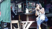 Siapa bilang makan kaki lima tak boleh fashionable? Yuni Shara menunjukkan potret kerennya saat makan angkringan di pinggir jalan. Foto: Instagram @yunishara36