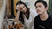 Anya Geraldine tak gengsi makan di warteg. Ia tampak menikmati momennya, bahkan memenuhi piring nasinya dengan aneka lauk! Foto: Instagram anyageraldine
