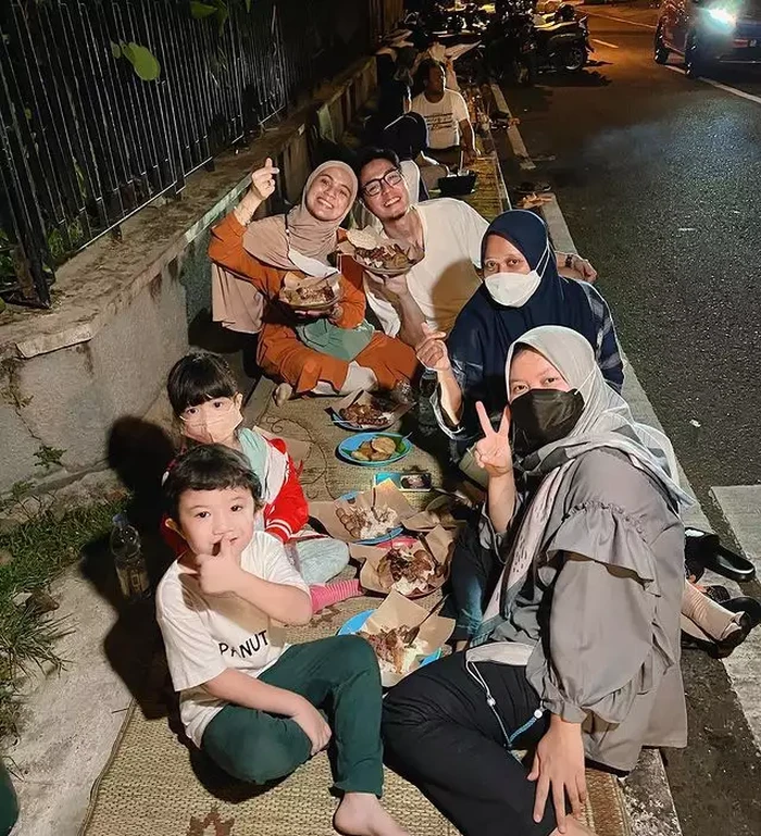 Tak Gengsi! 10 Artis Ini Jajan Cilok Pinggir Jalan hingga Makan di Warteg