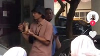 Belum lama ini vokalis Sheila on 7, Duta kepergok asyik jajan cilok kaki lima. Terlihat ia menikmati jajanan kenyal tersebut langsung dari dalam plastik layaknya kebanyakan orang. Foto: TikTok masmamsm