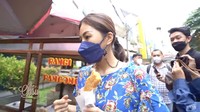 Artis yang hobi makan kaki lima selanjutnya adalah Sarwendah. Ia sering jajan bersama suami dan anak-anaknya. Ketika ke pasar, ia borong bisa borong aneka jajan pasar. Foto: YouTube The Onsu Family