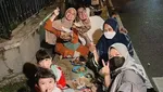 Tak Gengsi! 10 Artis Ini Jajan Cilok Pinggir Jalan hingga Makan di Warteg