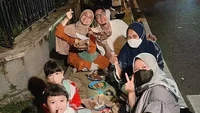 Dalam foto ini terlihat pasangan Nycta Gina dan Rizky Kinos makan di emperan. Saat itu mereka tengah berlibur ke Jogja dan mencicipi gudeg kaki lima di sana. Foto: Instagram missnyctagina