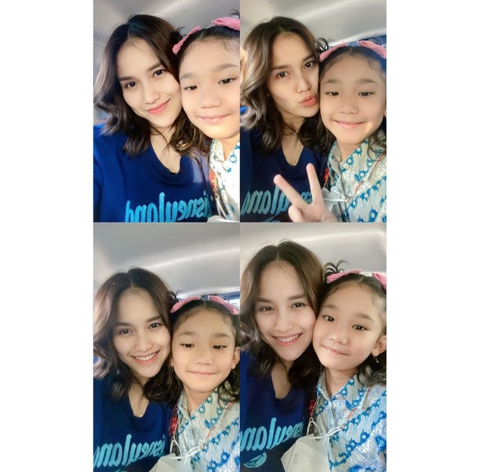 Tak mau ketinggalan, Ayu Ting Ting juga mengunggah fotonya mengantar anak di hari pertama sekolah.