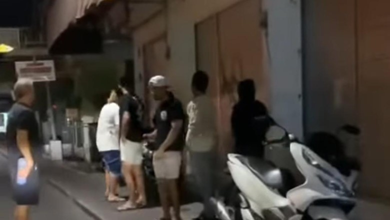 tangkap layar sekelompok pria menghadang dua turis asing diduga hendak lakukan perampasan di Kuta, Badung tangkap layar sekelompok pria menghadang dua turis asing diduga hendak lakukan perampasan di Kuta, Badung