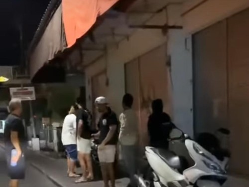 tangkap layar sekelompok pria menghadang dua turis asing diduga hendak lakukan perampasan di Kuta, Badung