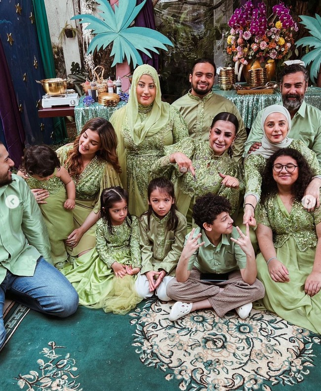 Masalah keluarga beauty vlogger Tasya Farasya belakangan tengah menjadi sorotan. Hubungan Tasya dengan saudara kembarnya yang juga merupakan seorang YouTuber, Tasyi Athasyia diisukan retak. Kabar tersebut mulai beredar usai Tasyi terlihat tidak hadir di acara ulang tahun anak Tasya Farasya. Foto: Instagram/@tasyafarasya