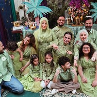 Masalah keluarga beauty vlogger Tasya Farasya belakangan tengah menjadi sorotan. Hubungan Tasya dengan saudara kembarnya yang juga merupakan seorang YouTuber, Tasyi Athasyia diisukan retak. Kabar tersebut mulai beredar usai Tasyi terlihat tidak hadir di acara ulang tahun anak Tasya Farasya. Foto: Instagram/@tasyafarasya