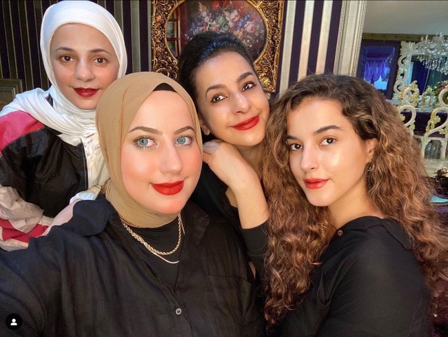 Dalam video klarifikasinya, Syech Zaki memang mengatakan jika dirinya melarang sang istri, Tasyi untuk hadir karena alasan tertentu. Sebagai istri Tasyi pun menurut dan mengaku telah memberikan ucapan permintaan maafnya kepada keluarga karena tak bisa hadir. Foto: Instagram/@tasyafarasya