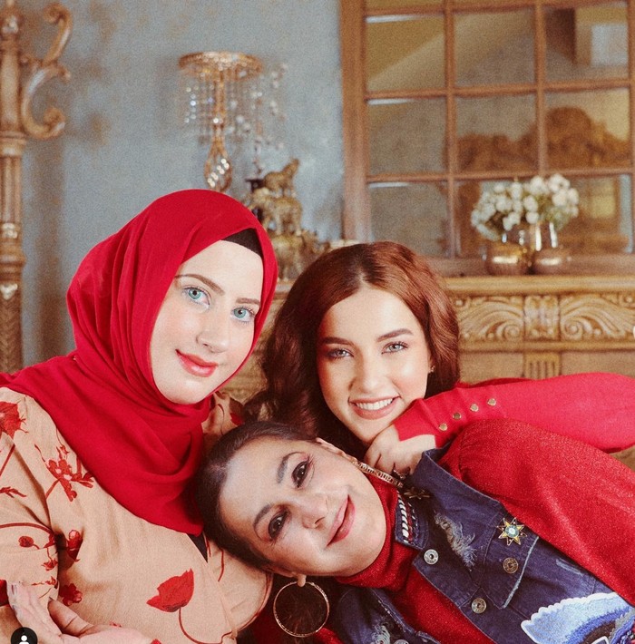 Tasya Farasya dan keluarga