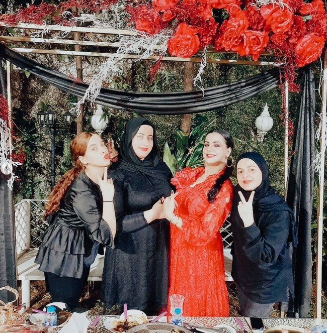 Melalui live di akun Instagramnya, ibu Tasya dan Tasyi, Ala Alatas pun menanggapi video klarifikasi Tasyi. Dalam live Instagramnya itu Ala menyebut jika keluarganya baik-baik saja dan tidak memiliki masalah. Ala juga mengatakan jika Tasyi memang beberapa kali tak bisa menghadiri acara keluarganya, namun itu bukan perkara besar. Foto: Instagram/@tasyafarasya