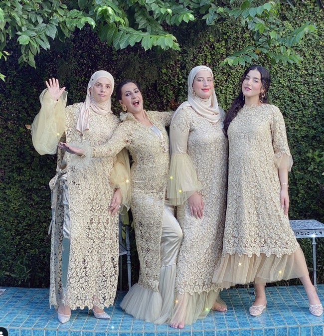 Tasya dan Tasyi memiliki seorang kakak bernama Selvi Salavia. Bersama sang ibu, keempatnya sering terlihat tampil kompak mengenakan busana senada. Seperti dalam foto ini, ketika keempatnya sama-sama mengenakan busana berwarna hijau muda. Foto: Instagram/@tasyafarasya