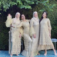Tasya dan Tasyi memiliki seorang kakak bernama Selvi Salavia. Bersama sang ibu, keempatnya sering terlihat tampil kompak mengenakan busana senada. Seperti dalam foto ini, ketika keempatnya sama-sama mengenakan busana berwarna hijau muda. Foto: Instagram/@tasyafarasya
