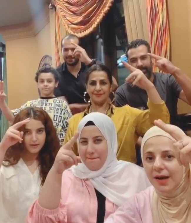 Merasa masih terus dipojokkan oleh para netizen, Tasyi pun sempat membongkar isi chat di grup keluarganya. Dalam foto-foto yang diunggahnya di Instagram Story itu Tasyi memperlihatkan jika dirinya sempat mengirim beberapa berita di media dan meminta bantuan keluarga untuk meluruskannya. Namun Tasyi mengaku tak mendapat respon positif dari keluarganya itu karena chatnya didiamkan. Foto: Instagram/@tasyafarasya