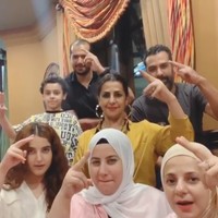 Merasa masih terus dipojokkan oleh para netizen, Tasyi pun sempat membongkar isi chat di grup keluarganya. Dalam foto-foto yang diunggahnya di Instagram Story itu Tasyi memperlihatkan jika dirinya sempat mengirim beberapa berita di media dan meminta bantuan keluarga untuk meluruskannya. Namun Tasyi mengaku tak mendapat respon positif dari keluarganya itu karena chatnya didiamkan. Foto: Instagram/@tasyafarasya