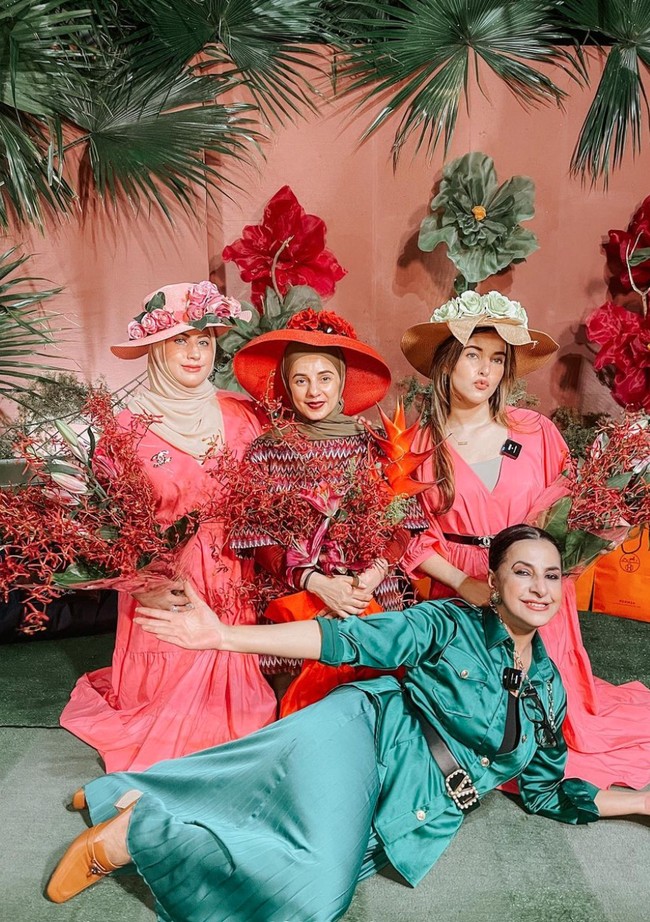 Ketidakhadiran Tasyi membuat banyak netizen jadi penasaran dan membuat beragam spekulasi. Merasa terpojok dan disalahkan, Tasyi pun membuat video klarifikasi di YouTubenya bersama sang suami, Syech Zaki. Foto: Instagram/@tasyafarasya