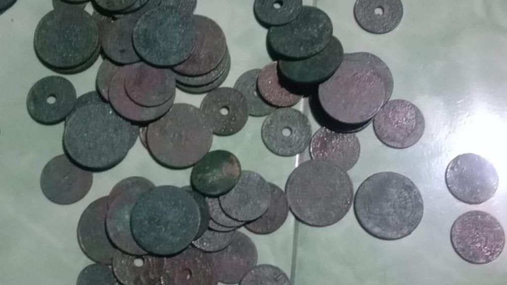Warga Sulbar Temukan Ratusan Koin Peninggalan Belanda Saat Gali Lahan