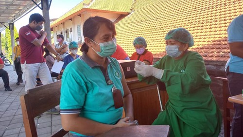 Tenaga kesehatan di RSUD Buleleng mendapatkan suntikan vaksin dosis keempat atau booster kedua di parkir Hermodialisa (HD) 2 RSUD Buleleng, Jumat (5/8/2022).