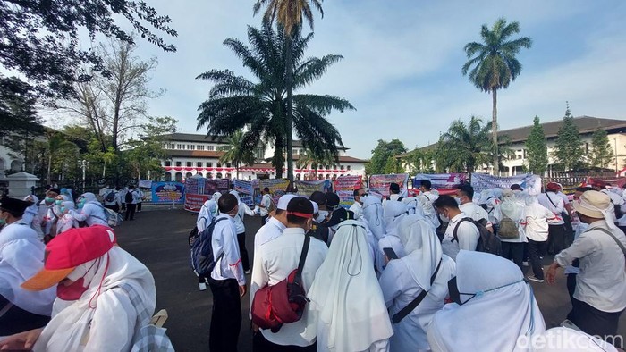 Tenaga kesehatan honorer demo di Gedung Sate.