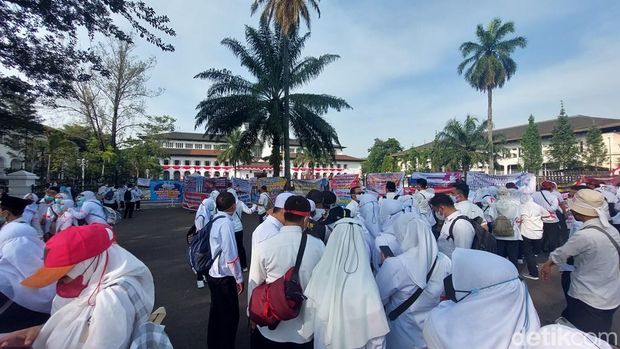 Tenaga kesehatan honorer demo di Gedung Sate.