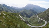 Afrika Selatan menyematkan jalur mematikannya pada Outeniqua Pass di area gunung N9, Western Cape. Jalur ini memiliki 40 tikungan curam dengan ketinggian 800 meter. Tantangannya bukan cuma tikungan tapi kabut, batu jatuh dan lalu lintas yang padat. (Getty Images/iStockphoto/nattrass)