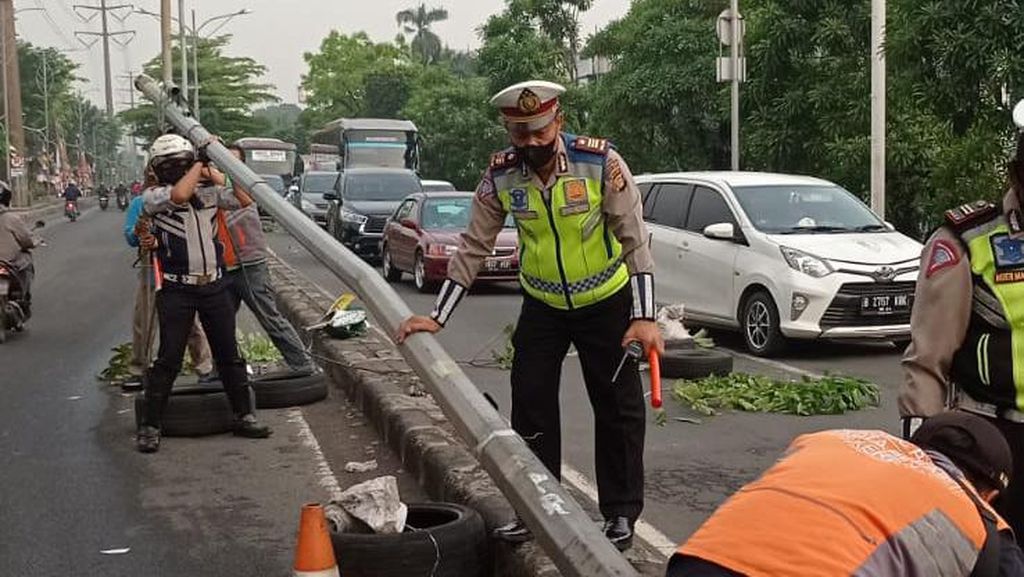 Tiang Penerangan Jalan di Bekasi Roboh Tertabrak Truk, Lalin Sempat Macet