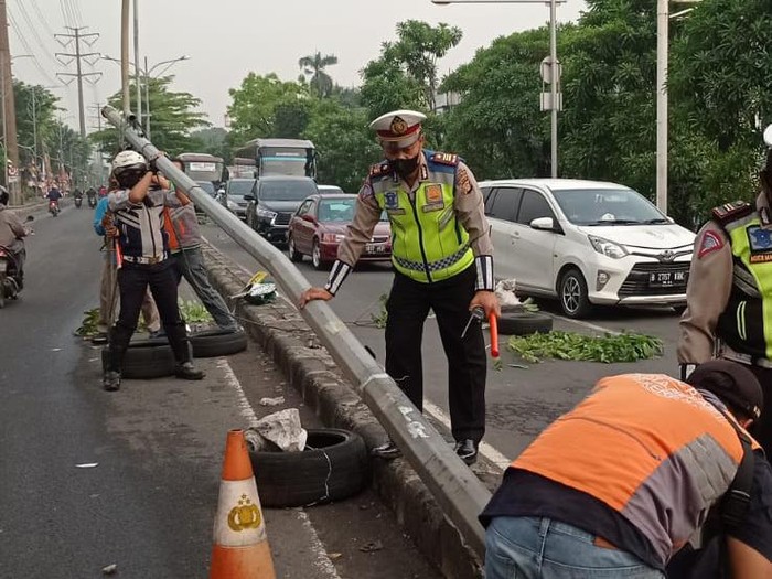 Tiang penerangan jalan umum (PJU) di Bekasi Timur, Bekasi, roboh akibat tertabrak truk. (dok Istimewa)