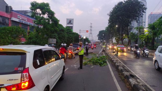 Tiang penerangan jalan umum (PJU) di Bekasi Timur, Bekasi, roboh akibat tertabrak truk. (dok Istimewa)