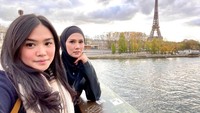 Keberhasilan Tiarani Savitri menyelesaikan pendidikannya menuai ucapan selamat dari rekan selebrita. (Foto: dok. Instagram @tiaransvtr/@mulanjameela1) 