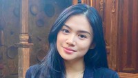 Tiarani Savitri lulus dari Fakultas Ekonomi dan Bisnis di Universitas Prasetiya Mulya. (Foto: dok. Instagram @tiaransvtr/@mulanjameela1) 