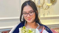 Mulan Jameela mengungkapkan rasa syukurnya lewat Instagram karena Tiarani Savitri sudah jadi sarjana. (Foto: dok. Instagram @tiaransvtr/@mulanjameela1) 