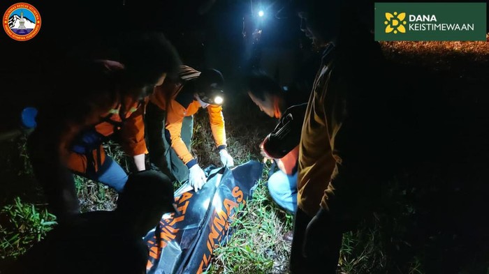 Tim SAR mengevakuasi korban tenggelam di Sungai Opak, Jumat (5/8/2022).