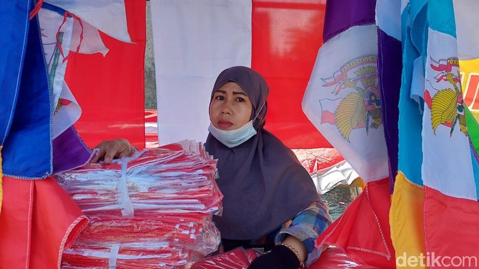 Titin Septiani, penjual bendera di Jalan Terusan Jakarta, Kota Bandung.