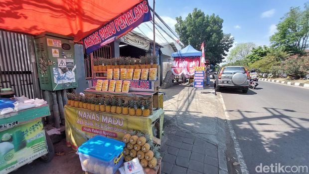 Titin Septiani, penjual bendera di Jalan Terusan Jakarta, Kota Bandung.