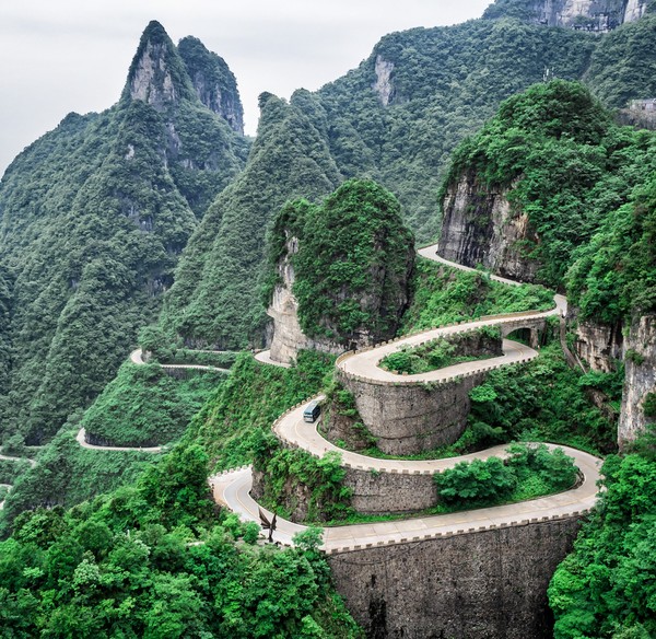 China sendiri punya banyak jalur mematikan yang berbahaya. Namun, yang jadi juara ada di Taman Nasional Gunung Tianmen di Provinsi Hunan. Wisatawan harus melewati 99 tikunagn tajam untuk sampai di ketinggian 1.100 meter. Jalan ini memiliki panjang 11 km dengan variasi tebing dan terowongan sempit. (Getty Images/iStockphoto/R Scapinello)