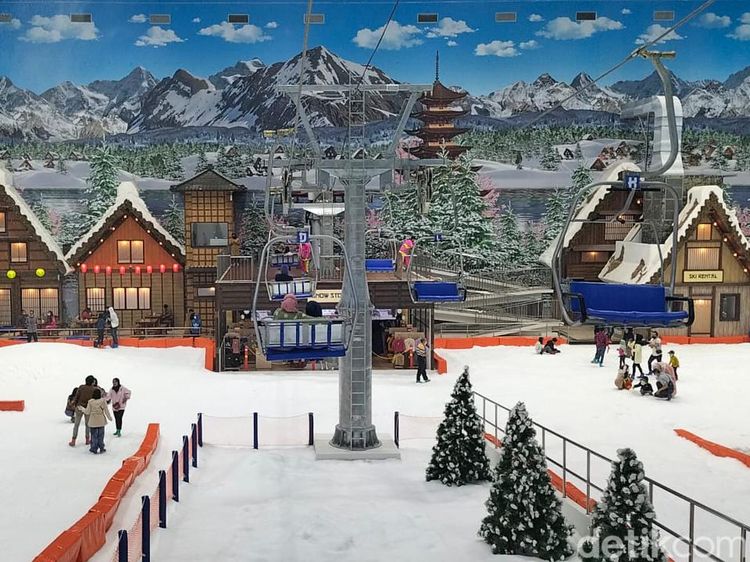 Sukacita Pengunjung Trans Snow World Surabaya