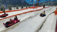 Pengunjung Trans Snow World Surabaya main seluncur/Foto: Deny Prastyo Utomo/detikJatim