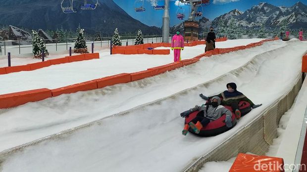 Trans Snow World Surabaya dibuka mulai hari ini, Jumat (5/8/2022). Banyak pengunjung yang langsung menikmati serunya wahana ini.